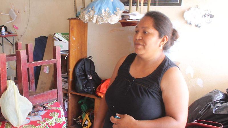 Mujer-Muestra-Su-Casa